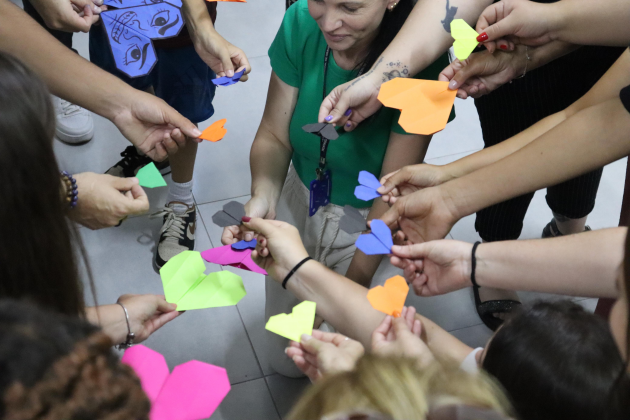 Ação InterCaps desenvolve oficinas de origami, sarau de poesias e apresentações artísticas em evento com usuários, familiares e profissionais dos serviços de apoio à saúde mental em Gravataí